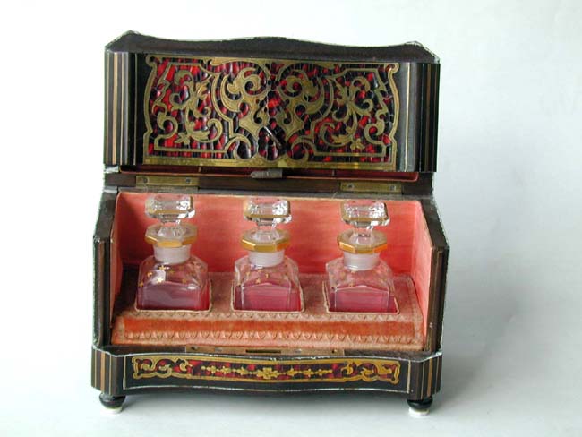 A fine 19th century brass inlaid tortoiseshell scent or cordial Box, probably English circa 1850 — image 2