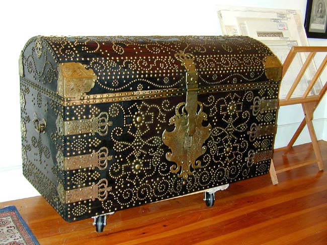 An IMPORTANT and RARE English Royal George II Brass Decorated Mahogany Travelling Trunk  — image 3