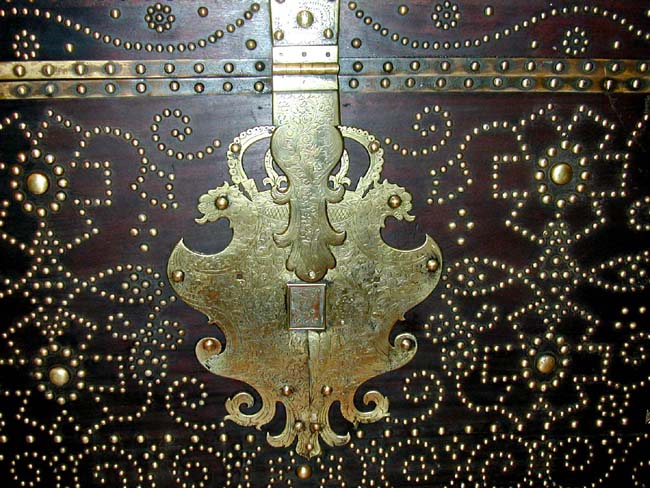 An IMPORTANT and RARE English Royal George II Brass Decorated Mahogany Travelling Trunk  — image 2