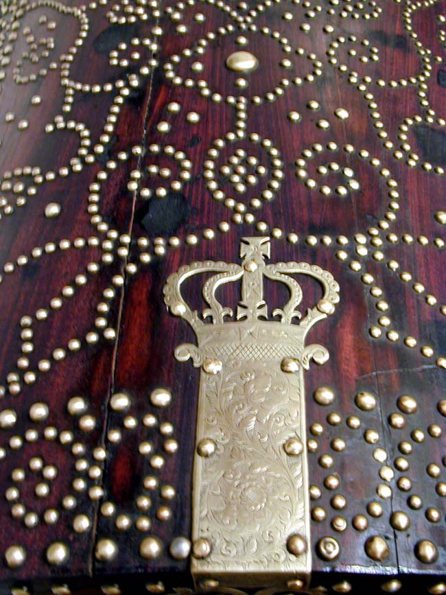 An IMPORTANT and RARE English Royal George II Brass Decorated Mahogany Travelling Trunk  — image 4