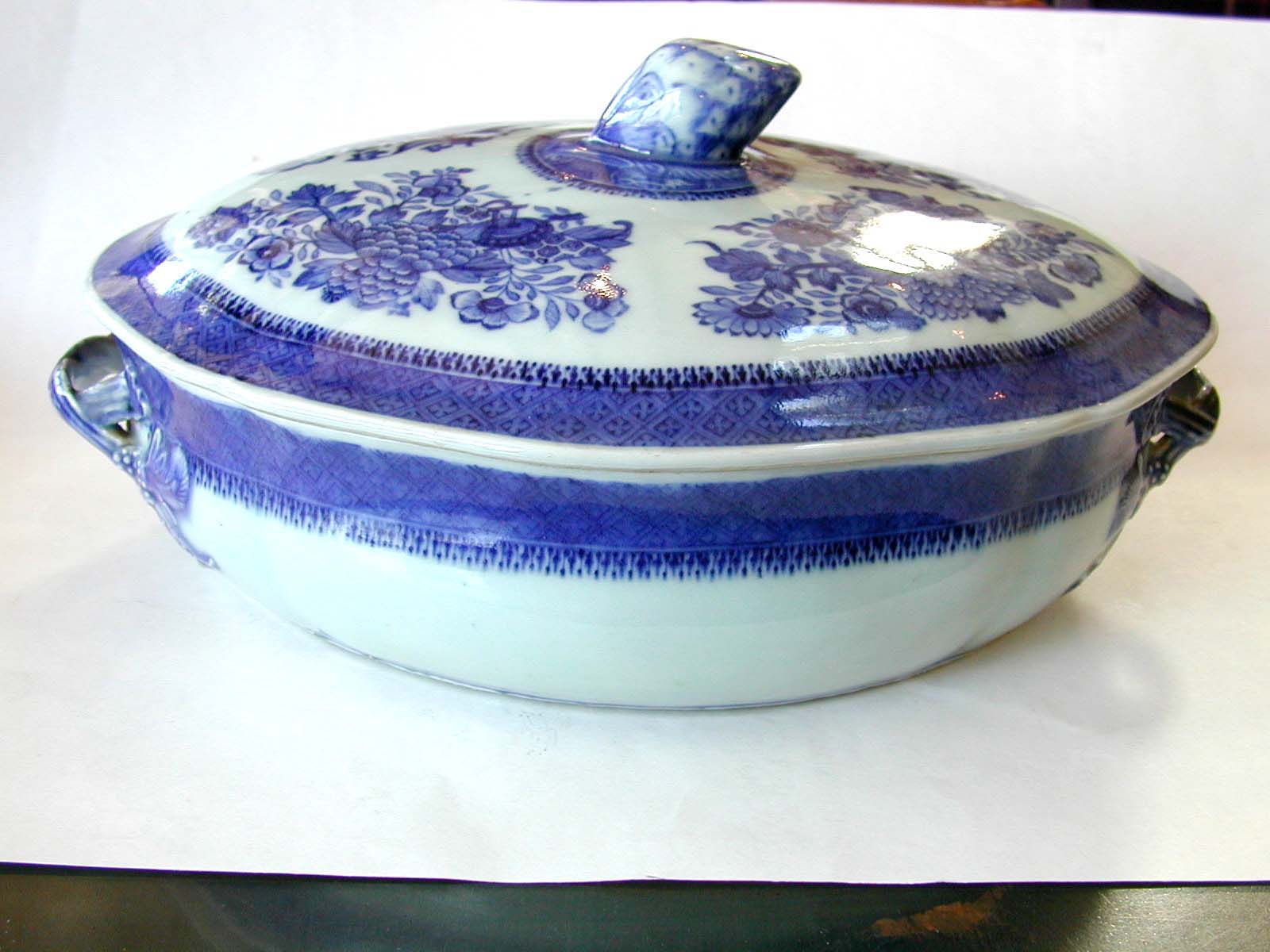 A Fine Early 19th century Chinese Export Porcelain Blue Fitzhugh Covered Vegetable Dish