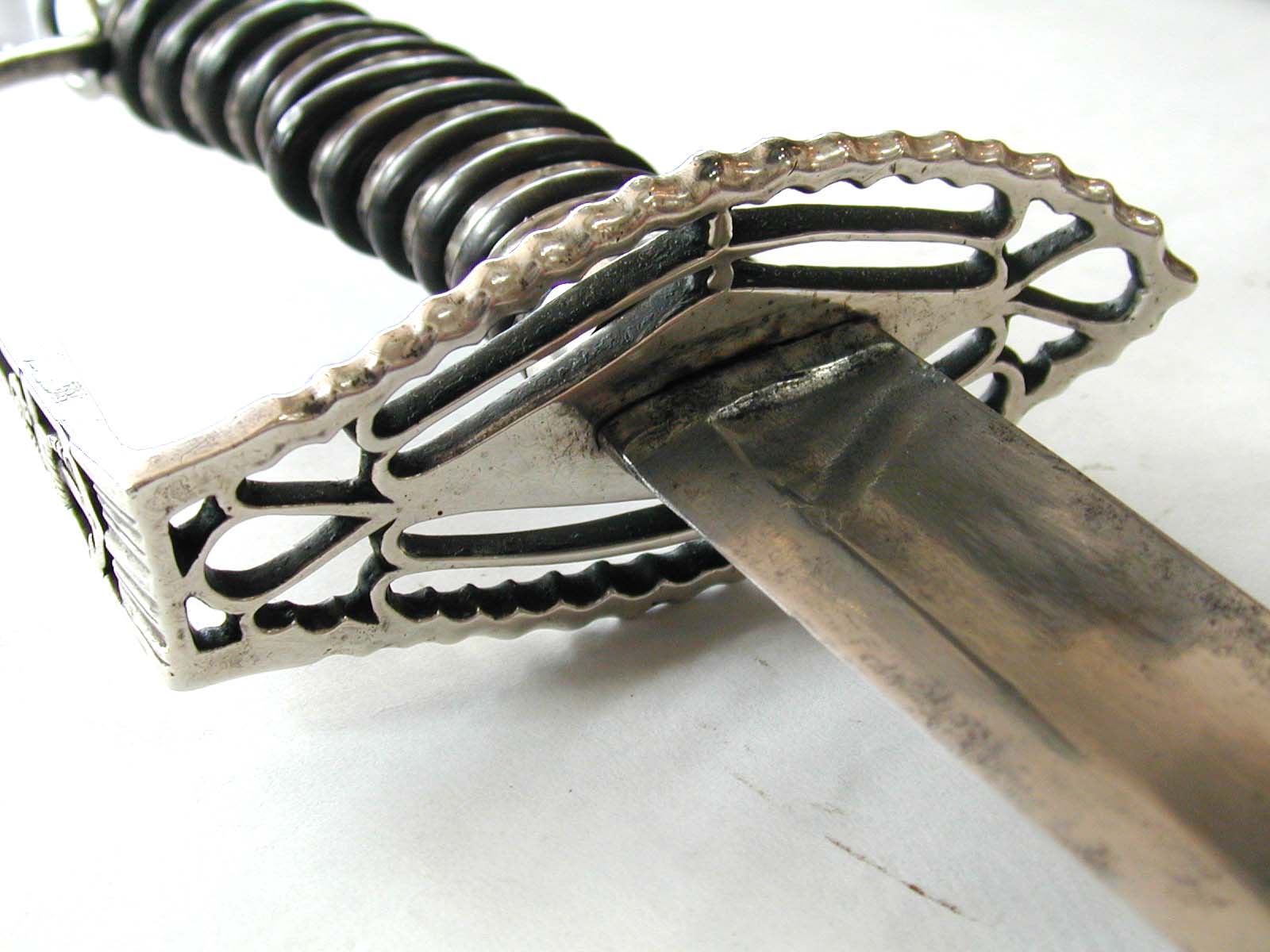 EXCEEDINGLY RARE SIGNED AMERICAN NAVAL OFFICERS SILVER HILT SWORD BY LEMEUL WELLS, NEW YORK, CIRCA 1795 — image 7