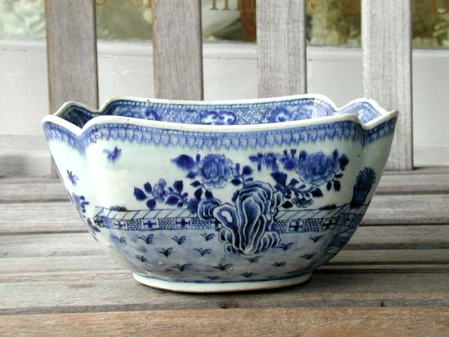 An 18th century Chinese Export Porcelain 'Cut-Corner' Salad Bowl circa 1765 — image 2