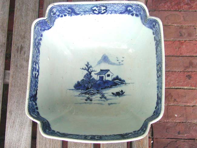 An 18th century Chinese Export Porcelain 'Cut-Corner' Salad Bowl circa 1765 — image 3