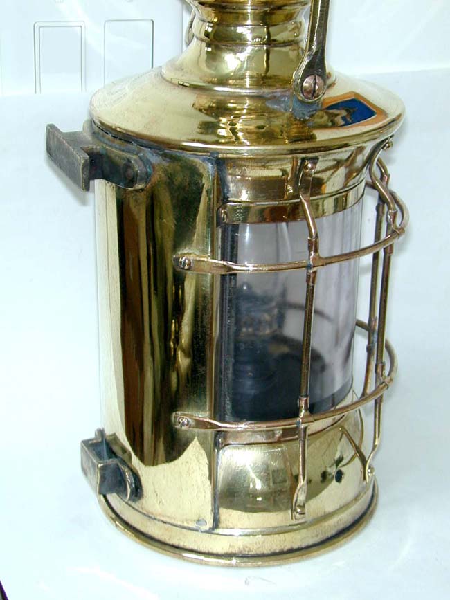 An Exceptionally Fine Late 19th century Ships Bulkhead Lamp — image 2