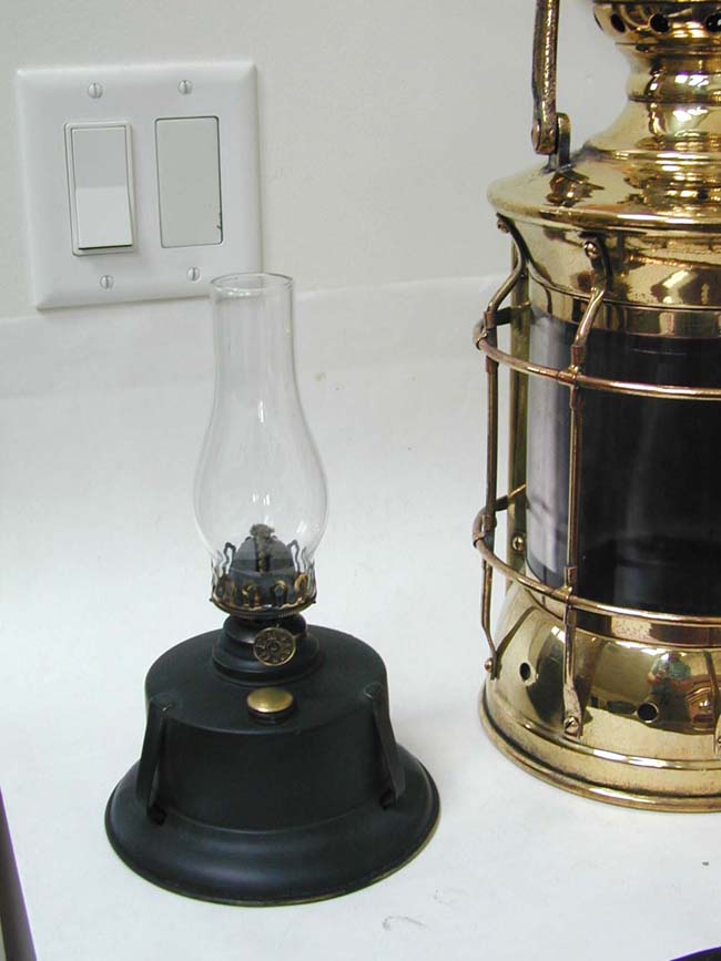 An Exceptionally Fine Late 19th century Ships Bulkhead Lamp — image 3