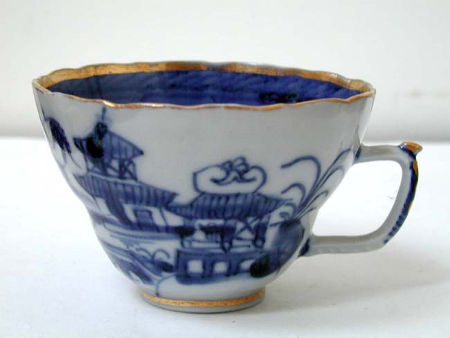 A Set of Eight Chinese Export Porcelain Teacups with Handles and Gilt Highlights circa 1830 — image 2