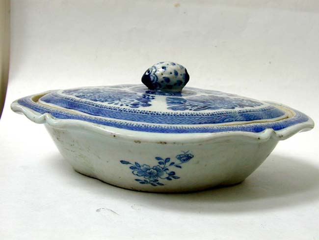 An Early 19th Century Chinese Export Porcelain Scallop Edged 'Fitzhugh' Covered Vegetable Dish with Eleanor Gordon provenance. — image 3