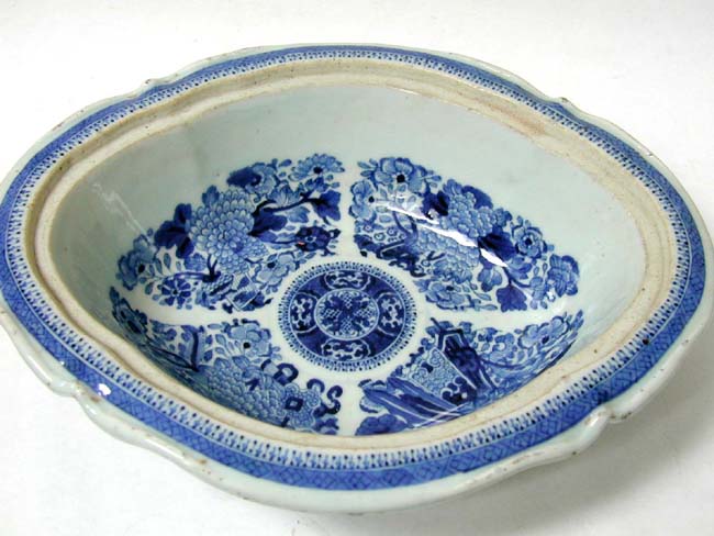 An Early 19th Century Chinese Export Porcelain Scallop Edged 'Fitzhugh' Covered Vegetable Dish with Eleanor Gordon provenance. — image 2