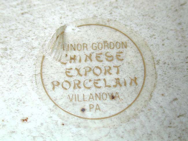 An Early 19th Century Chinese Export Porcelain Scallop Edged 'Fitzhugh' Covered Vegetable Dish with Eleanor Gordon provenance. — image 4