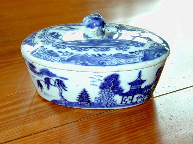 An small early 19th Century Chinese Export Porcelain 'Bon Bon' Dish