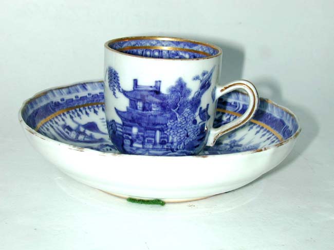 a Fine Late 18th century Chinese export porcelain 'trembleuse' cup and saucer with gilt highlights