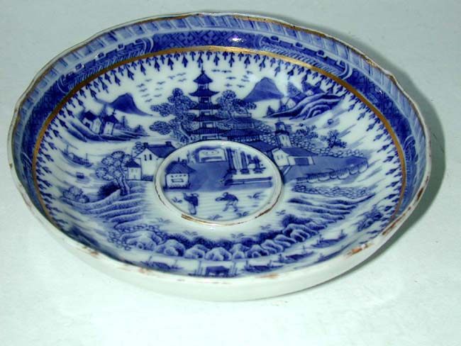 a Fine Late 18th century Chinese export porcelain 'trembleuse' cup and saucer with gilt highlights — image 2