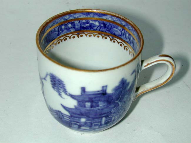 a Fine Late 18th century Chinese export porcelain 'trembleuse' cup and saucer with gilt highlights — image 3