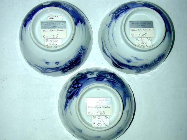 A rare group of three 18th century fluted Chinese Export Porcelain Tea Bowls with gilt highlights circa 1785 — image 3