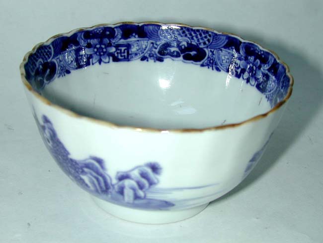 A rare group of three 18th century fluted Chinese Export Porcelain Tea Bowls with gilt highlights circa 1785 — image 4