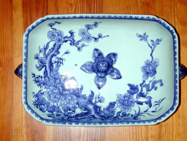 An 18th Century Chinese Export Porcelain Covered Tureen Circa 1770 — image 3