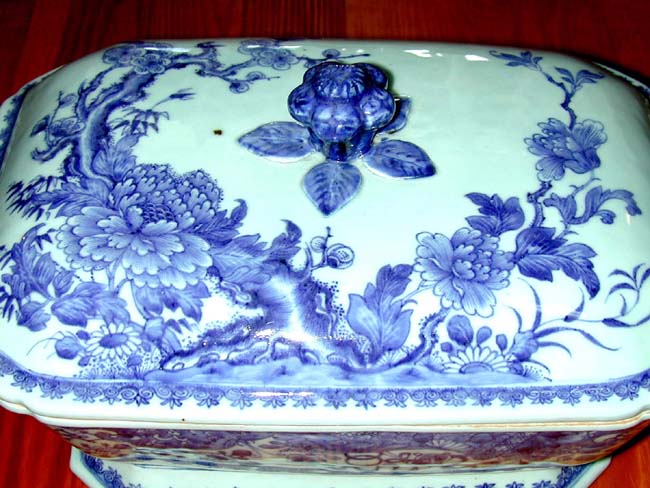 An 18th Century Chinese Export Porcelain Covered Tureen Circa 1770 — image 4