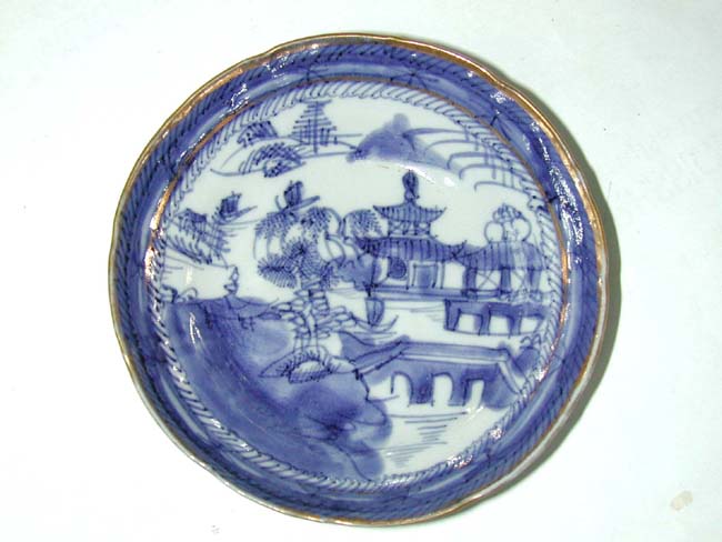 A fine set of 7 Chinese Export Canton Pattern deep saucers with gilt highlights circa 1830 — image 2