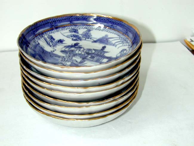 A fine set of 7 Chinese Export Canton Pattern deep saucers with gilt highlights circa 1830