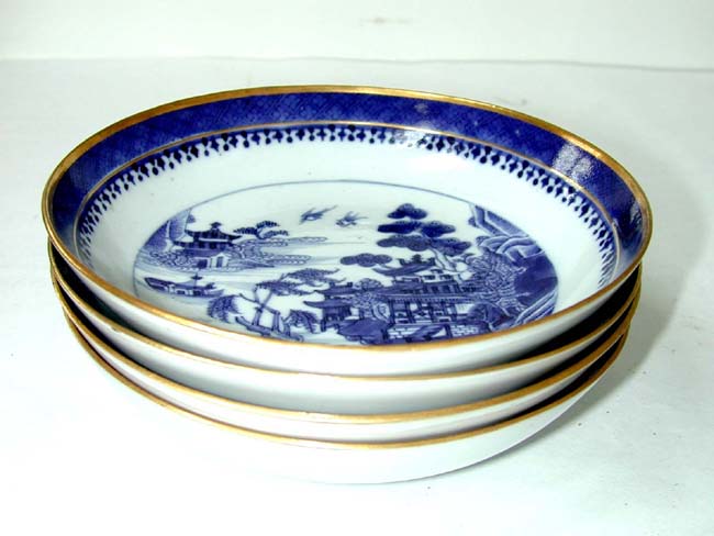 A Fine set of Four Early 19th Century Chinese Export Porcelain 'Imperial Nanking' Deep Saucers with gilt highlights circa 1830 — image 2