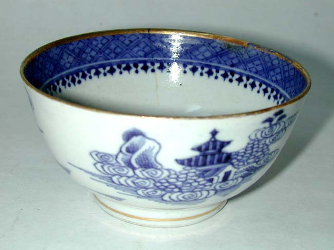 An Early 19th century 'Imperial Nanking' Cup and Saucer with Gilt Highlights — image 3