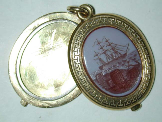 A Fine 19th century English Gold Locket with Beautiful Carved Intaglio of a Ship circa 1870 — image 3