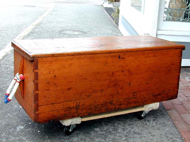 A Wonderful 19th century American Pine Seaman's Chest circa 1830. — image 4