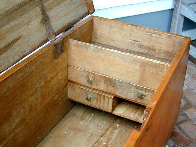 A Wonderful 19th century American Pine Seaman's Chest circa 1830. — image 6