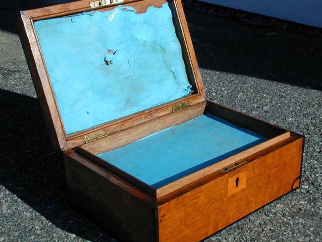 A Mid 19th century American Sailor-Made Inlaid Oak Box with Unusual Glass Covered Photo Aperture — image 3