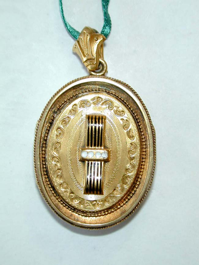 A Victorian 14 kt. Gold Photo Locket accentuated with gold wire twist, beadwork and engraving.