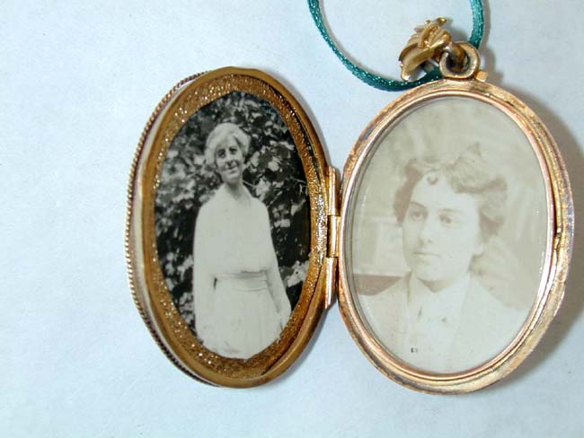 A Victorian 14 kt. Gold Photo Locket accentuated with gold wire twist, beadwork and engraving. — image 2