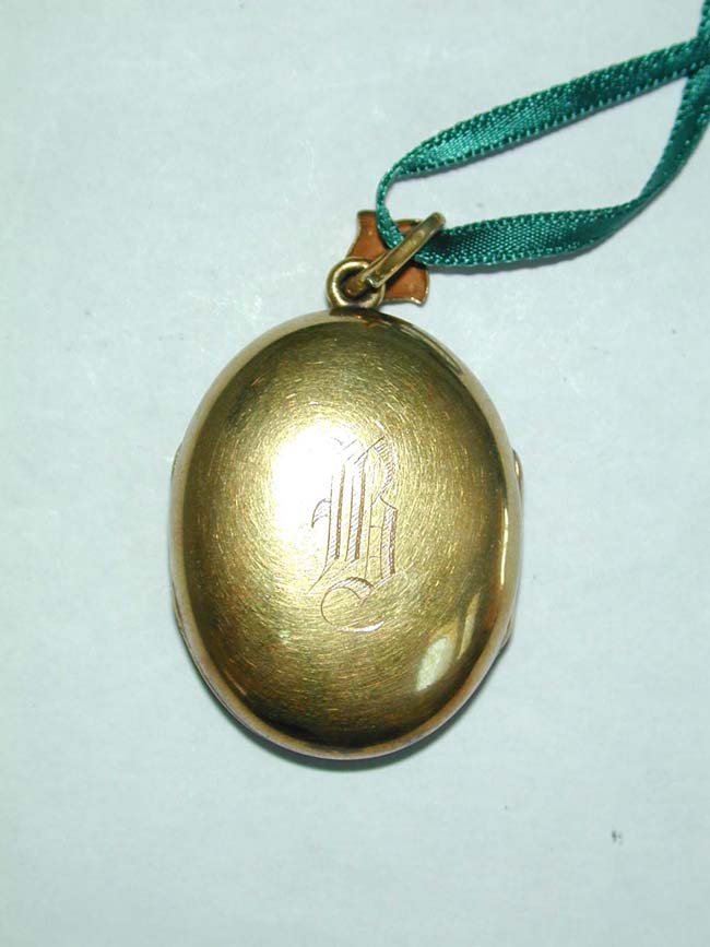 A Victorian 14 kt. Gold Photo Locket accentuated with gold wire twist, beadwork and engraving. — image 3