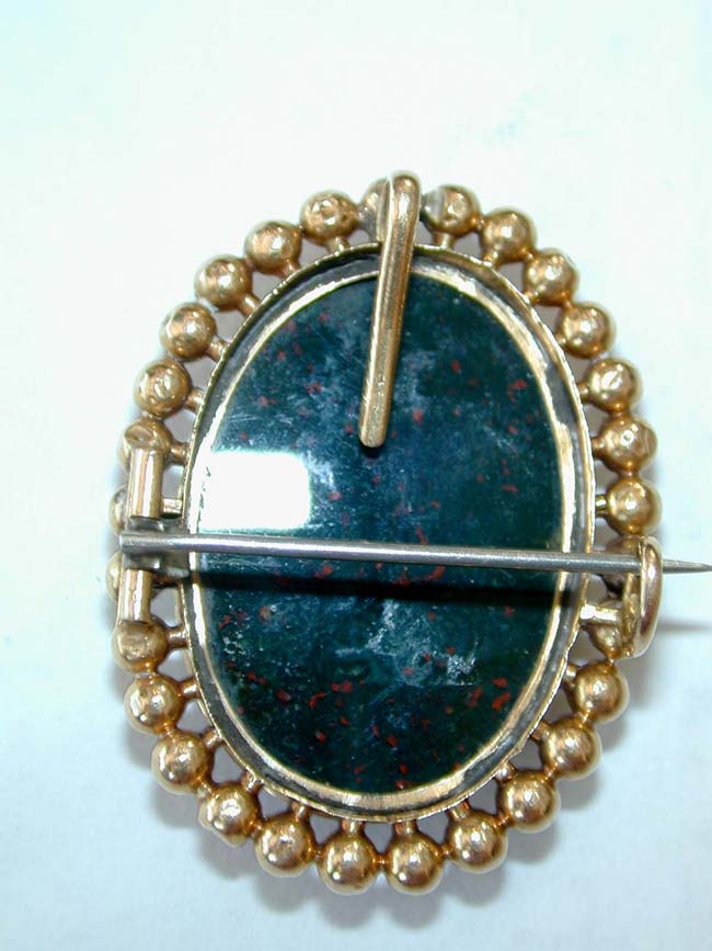 An Early 19th Century English 18 kt. Gold Mounted Bloodstone Brooch with Engraved Coat-of-Arms — image 2