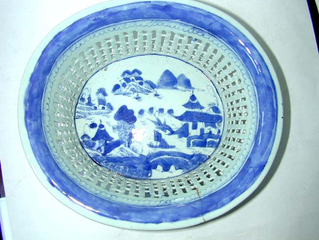 A Chinese Export Porcelain 'Canton' Pattern Reticulated Fruit Basket circa 1830 — image 2
