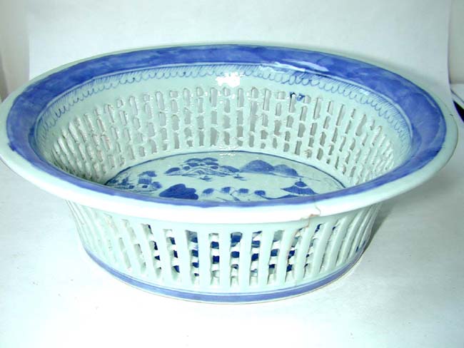 A Chinese Export Porcelain 'Canton' Pattern Reticulated Fruit Basket circa 1830