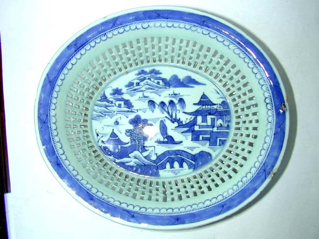 A Chinese Export Porcelain 'Canton' Pattern Reticulated Fruit Basket circa 1830. — image 2