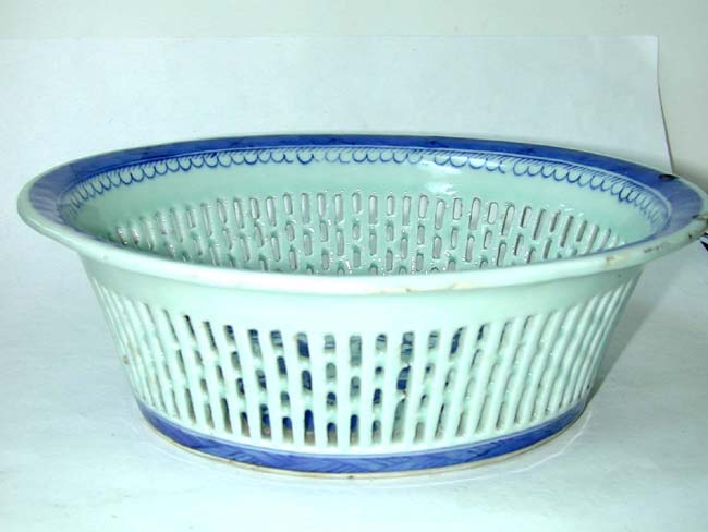 A Chinese Export Porcelain 'Canton' Pattern Reticulated Fruit Basket circa 1830.