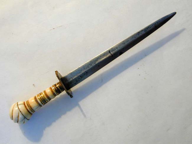 A Napoleonic Period British Naval Officer's Dirk inscribed "VICTORY," circa 1800 — image 3