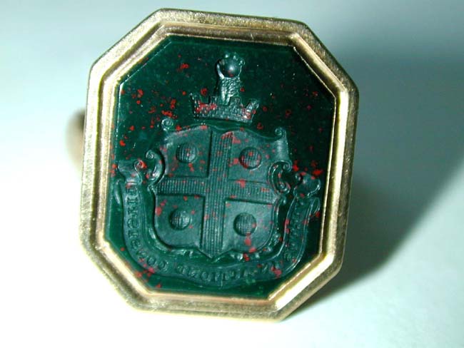 A Late 18th century English Gold Signet Ring with Engraved Bloodstone Coat-of Arms of the CLAYTON family Circa 1790 — image 2