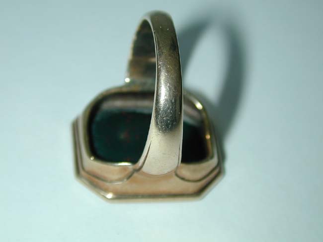 A Late 18th century English Gold Signet Ring with Engraved Bloodstone Coat-of Arms of the CLAYTON family Circa 1790 — image 3