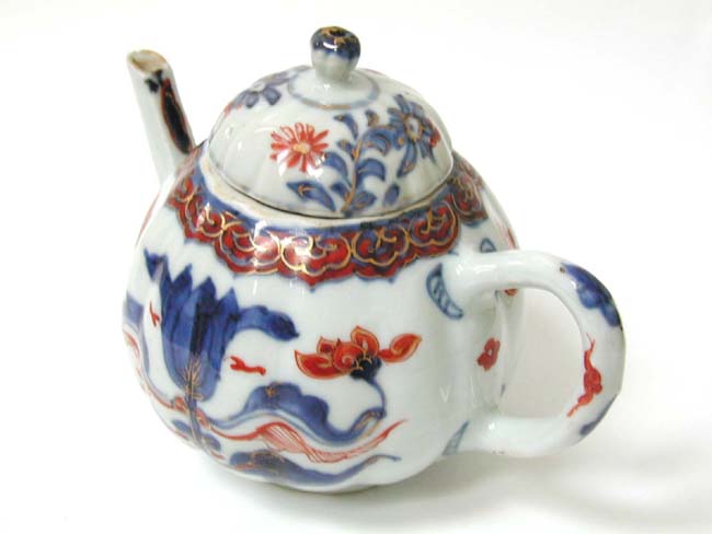 AnEarly 18th century Chinese Imari Teapot with pear shaped fluted pot with matching lid circa 1725 — image 2