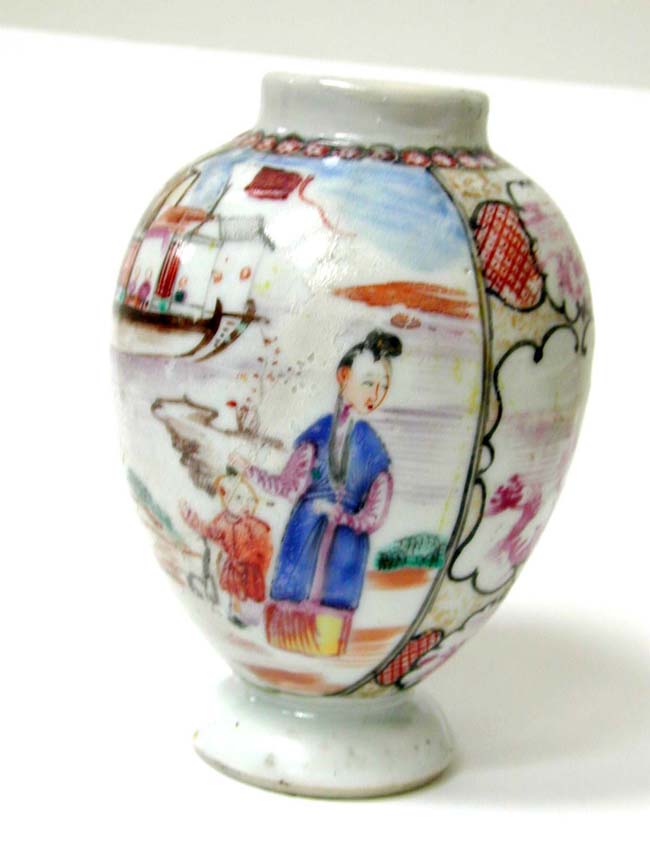 A Late 18th or early 19th century Chinese export porcelain 'Tea Poy'