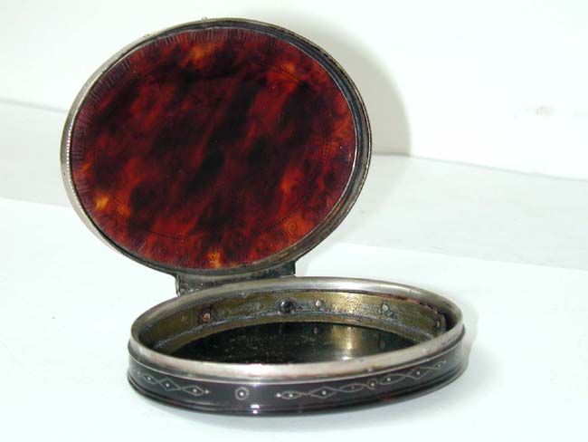 An early 18th century Silver Mounted Tortoiseshell Snuff Box with Magnificent Silver Pique Work circa 1720. — image 3