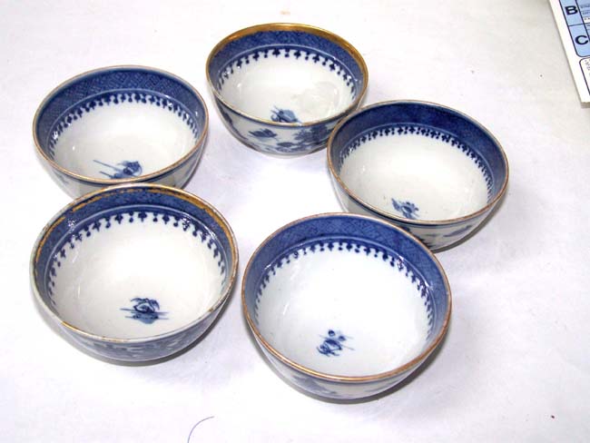 A Set of Five Chinese Export Porcelain 'Imperial' Nanking Tea Cups with Gilt Highlights circa 1810