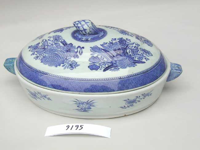 A fine Chinese Export Porcelain 'Fitzhugh' Pattern Warming Platter circa 1790-1820
