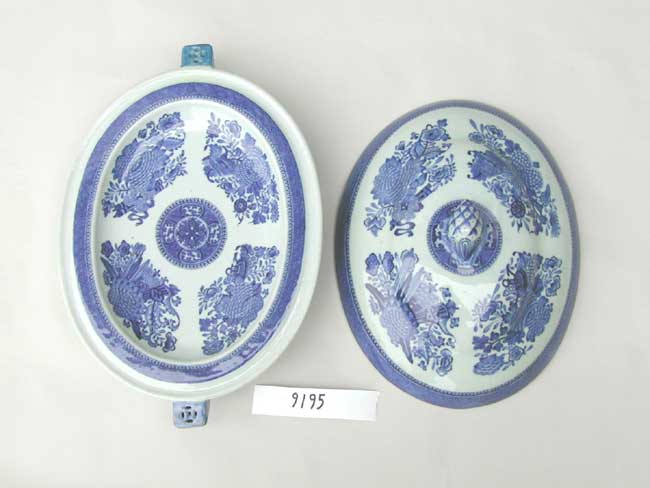 A fine Chinese Export Porcelain 'Fitzhugh' Pattern Warming Platter circa 1790-1820 — image 2