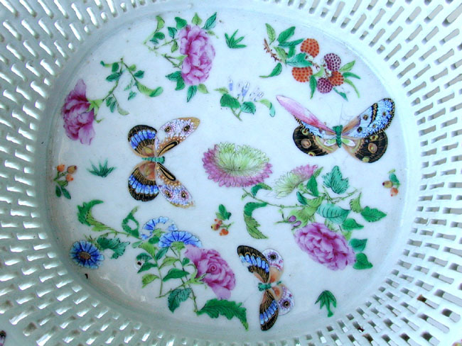 A 19th Century Chinese Export Porcelain 1000 Butterfly Pattern Reticulated Fruit Basket — image 3