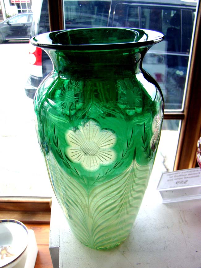 A gorgeous vintage emerald green cut glass art deco vase — image 2