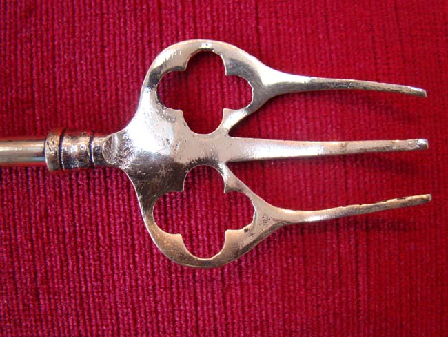 A fine late 19th century English brass 'toasting' fork with Horse & Rider handle — image 3